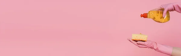 Beskärd Kvinna Hälla Rengöringsmedel Svamp Isolerad Rosa Banner — Stockfoto