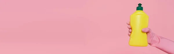 Levágott Kilátás Gazdaság Sárga Palack Mosószer Izolált Rózsaszín Banner — Stock Fotó