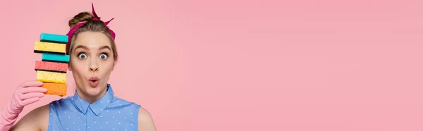 Surpresa Jovem Mulher Luva Borracha Segurando Esponjas Empilhadas Isolado Rosa — Fotografia de Stock