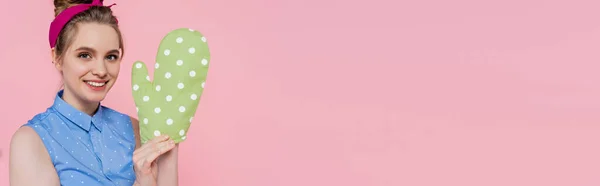 Счастливая Молодая Женщина Зеленой Выпечки Перчатки Изолированы Розовый Баннер — стоковое фото