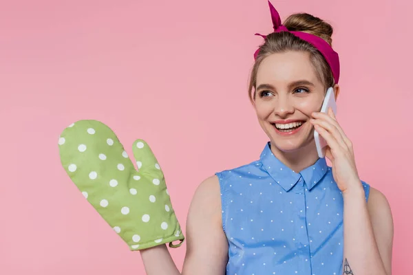 Счастливая Молодая Женщина Зеленой Выпечки Перчатка Говорить Смартфоне Изолированы Розовый — стоковое фото