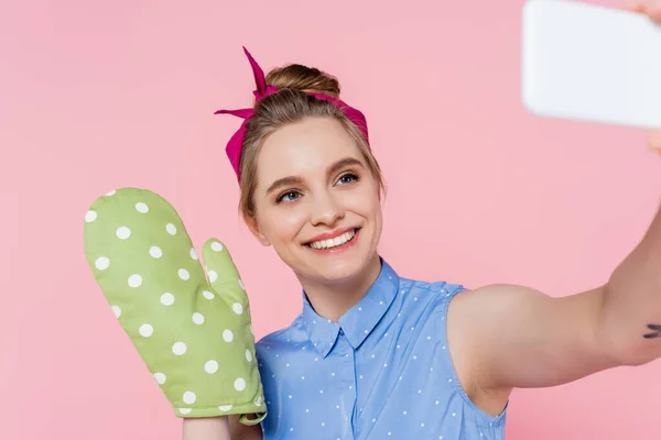 Mujer Joven Feliz Con Guante Hornear Verde Tomar Selfie Teléfono — Foto de Stock