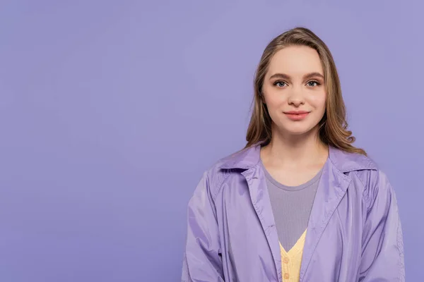 Mujer Joven Feliz Abrigo Lluvia Violeta Mirando Cámara Aislada Púrpura — Foto de Stock