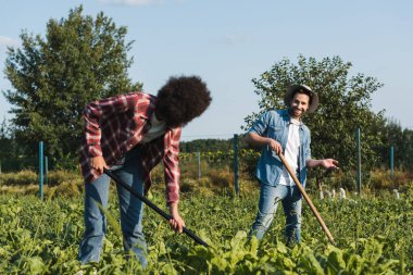 Afrikalı Amerikalı bir kadının tarlada çalıştığını gösteren pozitif çiftçi