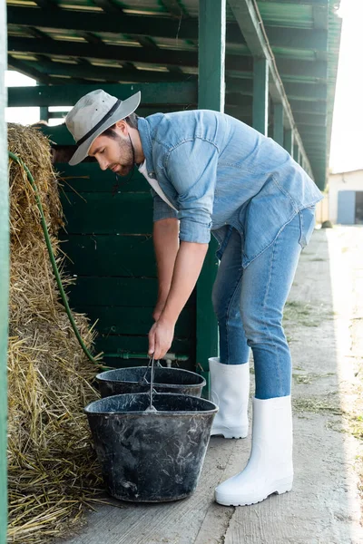 Vista Completa Del Agricultor Ropa Mezclilla Botas Goma Que Sostienen — Foto de Stock