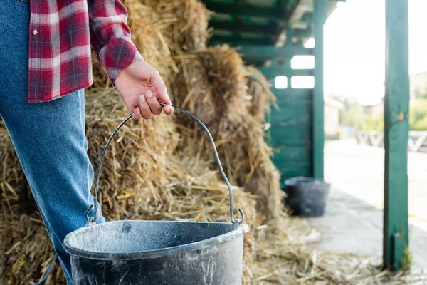 Vista Recortada Agricultor Afroamericano Sosteniendo Cubo Cerca Pajar Borrosa — Foto de Stock