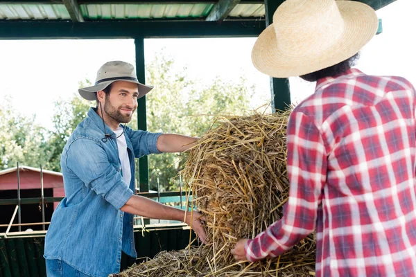 Joven Agricultor Sonriendo Cerca Pajar Borrosa Mujer Afroamericana — Foto de Stock