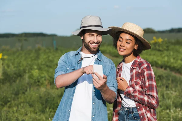 Fermier Fericit Care Arată Telefonul Mobil Unei Femei Afro Americane — Fotografie, imagine de stoc