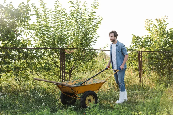 Visão Comprimento Total Agricultor Feliz Com Carrinho Mão Jardim Verde — Fotografia de Stock