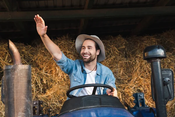 Agricultor Alegre Trator Olhando Para Longe Acenando Mão — Fotografia de Stock