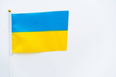 Kopya alanı olan beyaz arkaplanda Ukrayna bayrağının üst görünümü
