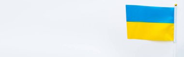 Beyaz arkaplanda Ukrayna bayrağının üst görünümü, afiş 