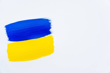 Beyaz zemin üzerinde boyanmış Ukrayna bayrağının üst görünümü 