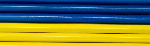 黄色と青の鉛筆 バナーのトップビュー — ストック写真