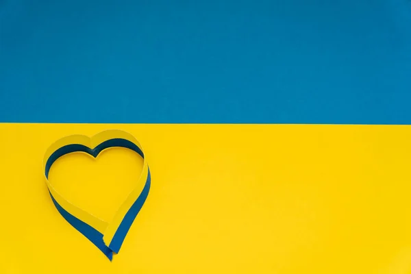 Κάτοψη Μπλε Και Κίτρινης Κορδέλας Σχήμα Καρδιάς Ουκρανική Σημαία — Φωτογραφία Αρχείου