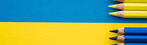 Vue Dessus Des Crayons Couleur Jaune Bleue Sur Drapeau Ukrainien — Photo