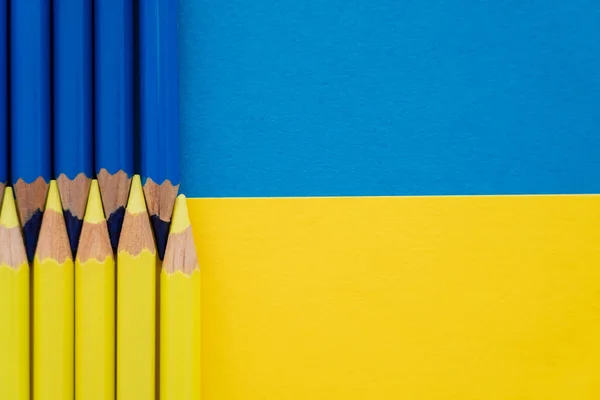 Vue Dessus Des Crayons Couleur Jaune Bleue Sur Drapeau Ukrainien — Photo
