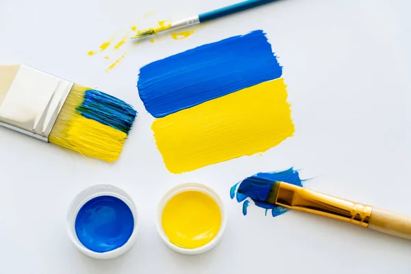 Vue Dessus Drapeau Ukrainien Peint Près Des Peintures Pinceaux Sur — Photo