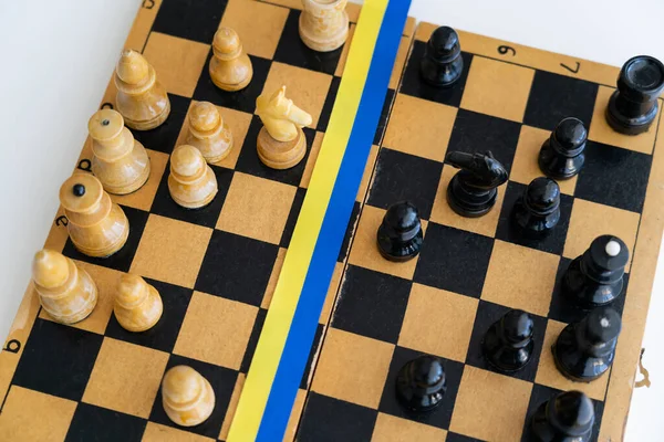 Κάτοψη Μπλε Και Κίτρινης Κορδέλας Σκακιέρα Που Απομονώνεται Λευκό — Φωτογραφία Αρχείου