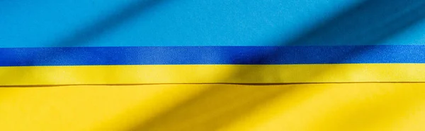 Верхній Вид Синьої Жовтої Стрічки Українському Прапорі Тінню Стягом — стокове фото