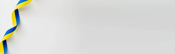 Вид Сверху Сине Желтой Ленты Белом Фоне Копировальным Пространством Баннер — стоковое фото