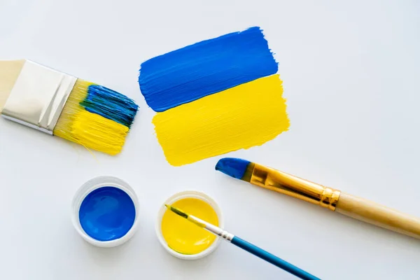 Vista Superior Bandeira Ucraniana Pintada Perto Pincéis Tintas Sobre Fundo — Fotografia de Stock