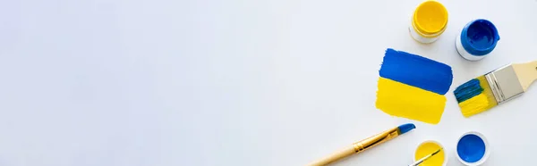 Верхній Вигляд Намальованого Україніанського Прапора Біля Пензля Білому Тлі Копіювальним — стокове фото