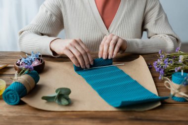 Evdeki el sanatları kağıdının üzerinde mum yapan bir kadın görüntüsü. 