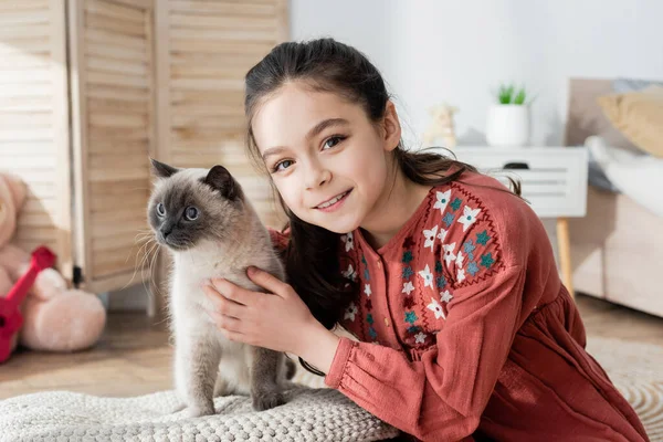 Wesoły Nastolatek Dziewczyna Przytula Puszysty Kot Patrząc Aparat — Zdjęcie stockowe