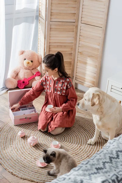 Hoge Hoek Uitzicht Van Meisje Met Paardenstaart Spelen Met Speelgoed — Stockfoto