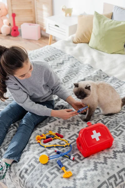 Hochwinkelaufnahme Eines Mädchens Das Katze Mit Spielzeugspritze Injiziert — Stockfoto