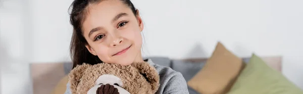 Felice Preteen Ragazza Con Orsacchiotto Sorridente Alla Macchina Fotografica Banner — Foto Stock