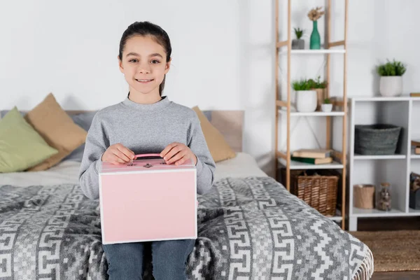 Chica Alegre Mirando Cámara Mientras Está Sentado Cama Con Caja — Foto de Stock