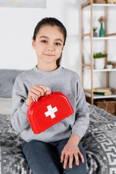 Mädchen Hält Spielzeug Verbandskasten Die Kamera — Stockfoto