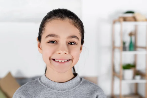 Portret Szczęśliwy Nastolatek Dziewczyna Patrząc Kamery Domu — Zdjęcie stockowe