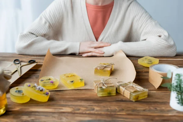 Vista Ritagliata Sapone Fatto Mano Carta Artigianale Vicino Artigiana Casa — Foto Stock