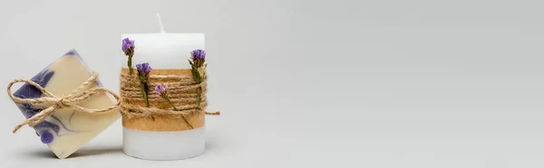 Lilin Kerajinan Dengan Bunga Dekat Sabun Bar Latar Belakang Abu — Stok Foto