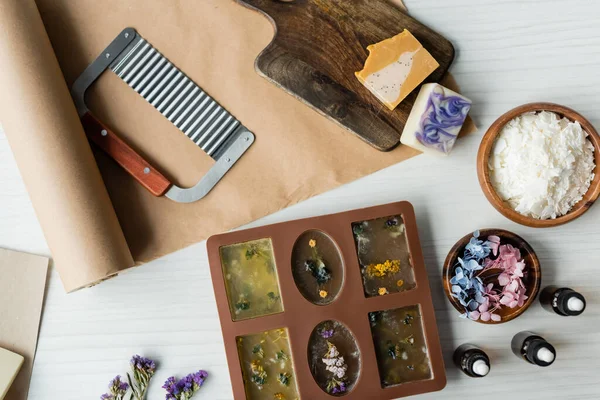 Ovanifrån Handgjorda Tvål Barer Silikon Mögel Nära Blommor Och Hantverk — Stockfoto