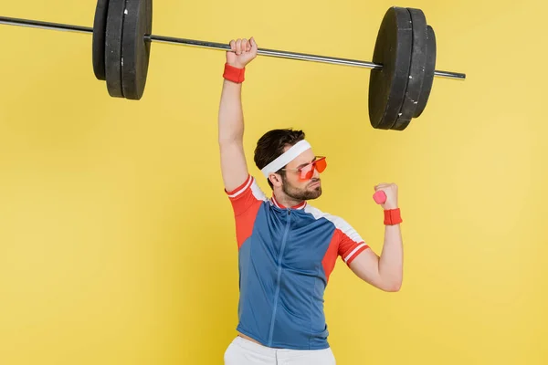 Sportsman Levantando Barra Halteres Isolados Amarelo — Fotografia de Stock