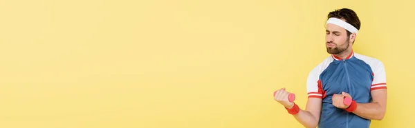 Молодий Спортсмен Тренування Гантелями Ізольовані Жовтому Банер — стокове фото