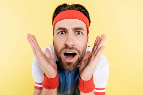 Portrait Shocked Sportsman Looking Camera Isolated Yellow — Stock Photo, Image