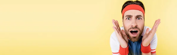 Retrato Jovem Esportista Chocado Olhando Para Câmera Isolada Amarelo Banner — Fotografia de Stock