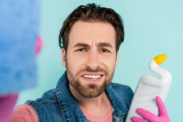 Young Man Rubber Gloves Holding Sponge Detergent Isolated Blue — Stock Photo, Image