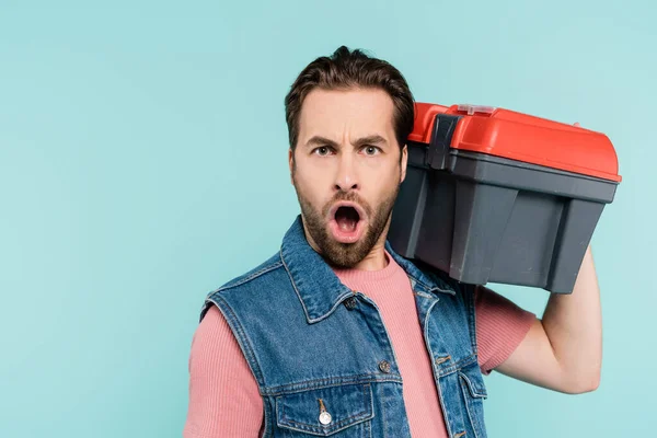 Joven Sorprendido Hombre Mirando Cámara Sosteniendo Caja Herramientas Aislado Azul — Foto de Stock