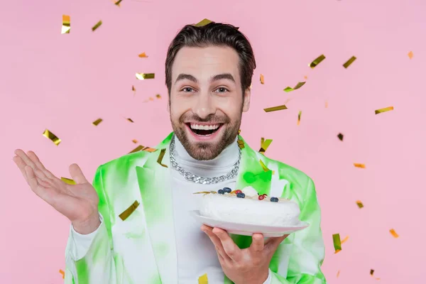 Fröhlicher Mann Hält Geburtstagstorte Unter Konfetti Auf Rosa Hintergrund — Stockfoto