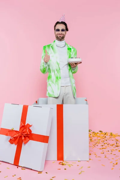 Positive Man Party Cap Sunglasses Showing Holding Birthday Cake Gift — Stock Photo, Image