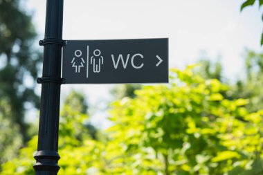 Park 'taki su deposu yön tabelası
