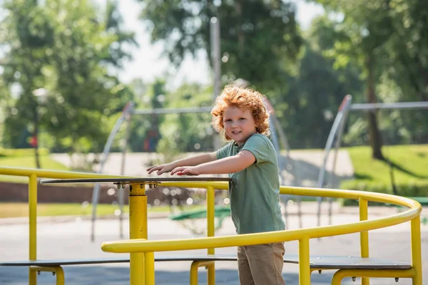 Chico Emocionado Mirando Cámara Mientras Monta Carrusel Parque — Foto de Stock