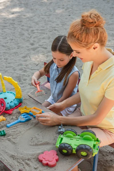 Усміхнена Мати Дочка Грають Піском Іграшками Відкритому Повітрі — стокове фото