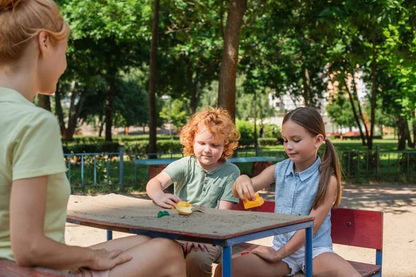 Bambini Che Giocano Con Giocattoli Sabbia Seduti Vicino Alla Madre — Foto Stock